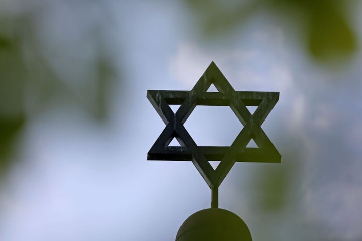 Wurde das Hakenkreuz aus antisemitischen Gründen an die Wand geschmiert?