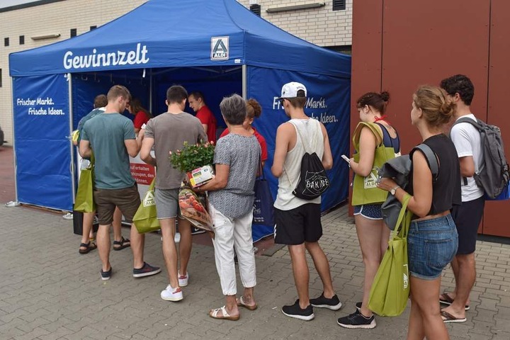 Wer es nicht in die ersten 100 geschafft hatte, konnte mit seinem Kassenzetteln am Zelt vor dem Markt trotzdem mit einer Losnummer gewinnen. Die Aktion läuft noch bis zum Abend.