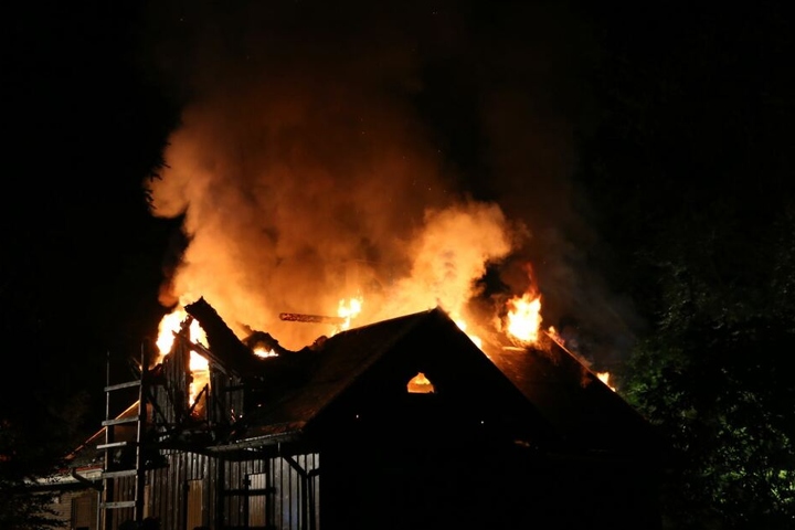 Meterhoch schlugen die Flammen aus dem Dach.