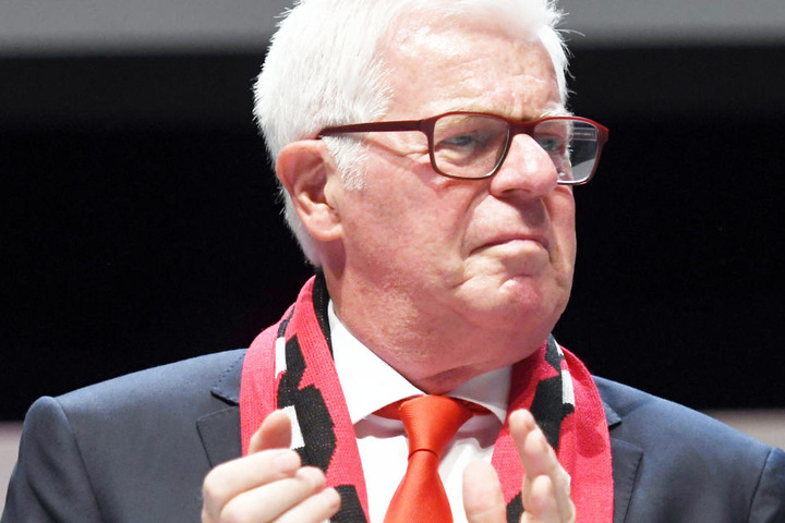 Der Präsident Werner Spinner steht auf dem Podium.