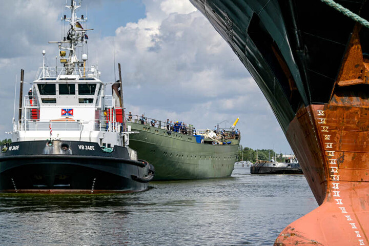 Ein Schlepper zieht den Rumpf der Gorch Fock über die Weser.