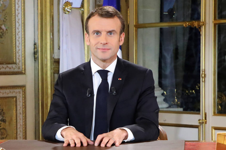 Der französische Präsident Emmanuel Macron (40) lächelte vor seiner Fernsehansprache.