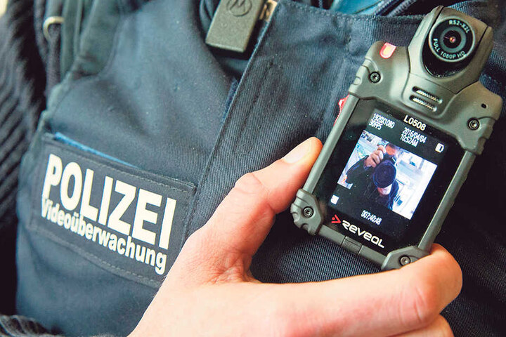 Ein Beamter der Bundespolizei zeigt im Berliner Ostbahnhof eine Body-Cam im
Einsatz.
