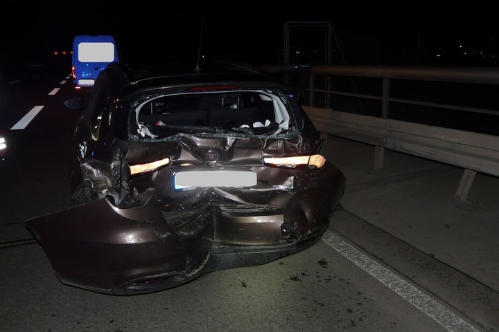 Alle fünf Insassen des Autos wurden verletzt in Krankenhäuser gebracht.