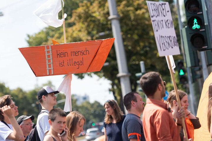 Die Demo-Teilnehmer hatten unterschiedliche Schilder mit Forderungen dabei.