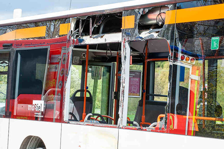 Durch den Aufprall zersprangen sogar die Scheiben im Bus.