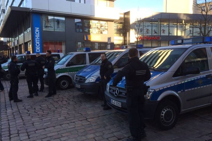 10 Einsatzfahrzeuge der Polizei sind vor Ort.
