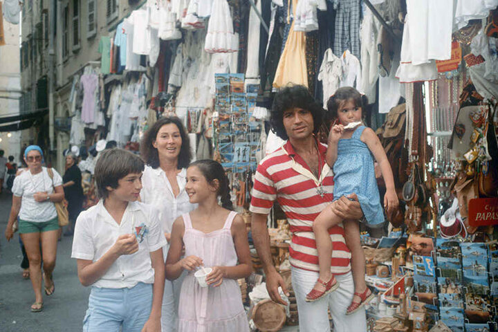 Der in Griechenland geborene deutsche Schlagersänger Costa Cordaliswährend des Urlaubs mit seiner Familie auf der griechischen Insel Korfu im August 1979.