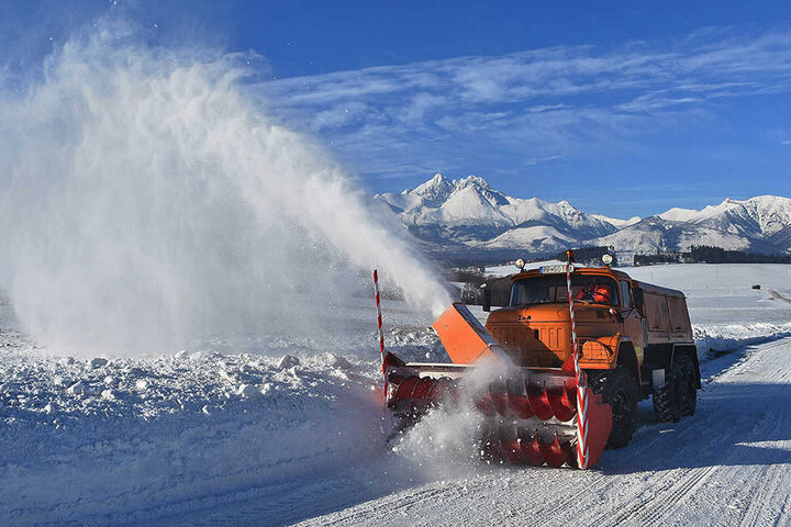 Ein Schneepflug räumt am Freitag die schneebedeckte Straße bei Strane im slowakischen Teil der Tatra.