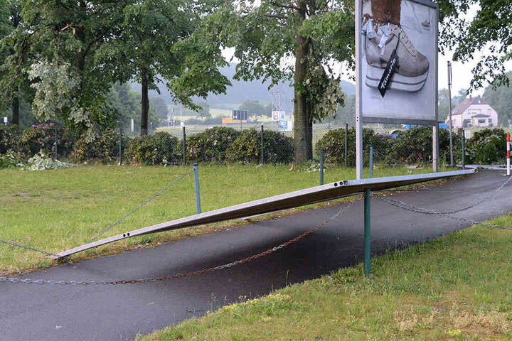 Eine Plakatwand knickte einfach nach hinten um.