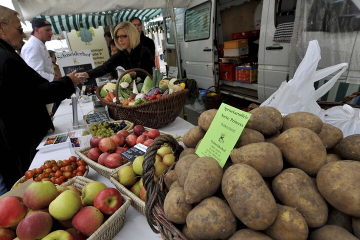 Regionale Produkte werden auf dem Bauernmarkt präsentiert.