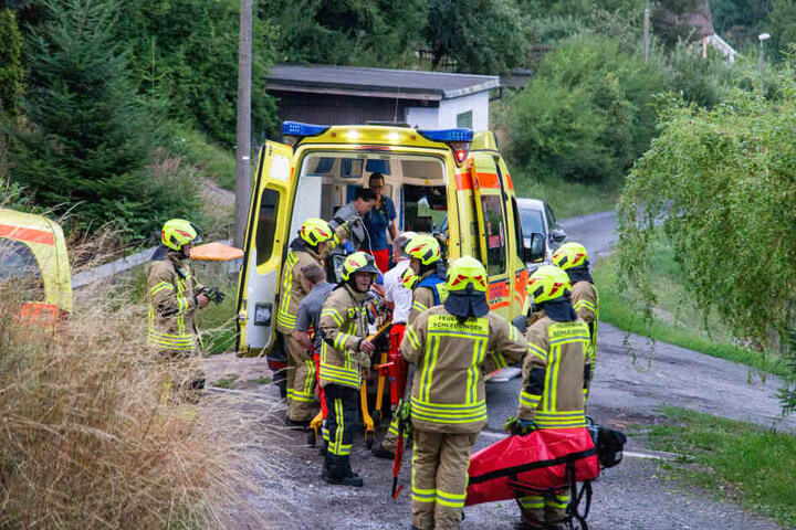 Danach trugen ihn die Feuerwehr-Kameraden aus dem Wald zum Rettungswagen.