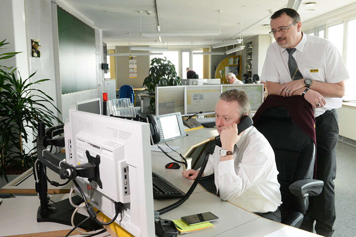 Gruppenleiter Jörg Pinter (47) schaut dem Diensthabenden Schichtleiter
Andreas Barth (53) in der Leitstelle über die Schulter.
