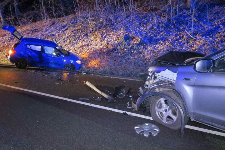 Beide Fahrer wurden schwer verletzt in ein Krankenhaus gebracht.
