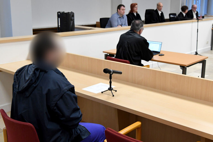 Der Angeklagte sitzt beim Auftakt im Sicherungsverfahren wegen 48-fachen versuchten Mordes im Gerichtssaal.