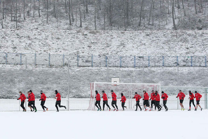 Das erste Training im neuen Jahr absolvierten die FSV-Spieler im Neuschnee.