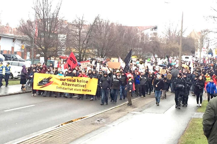 Der Demo-Zug auf dem Weg zur Sachsenarena.