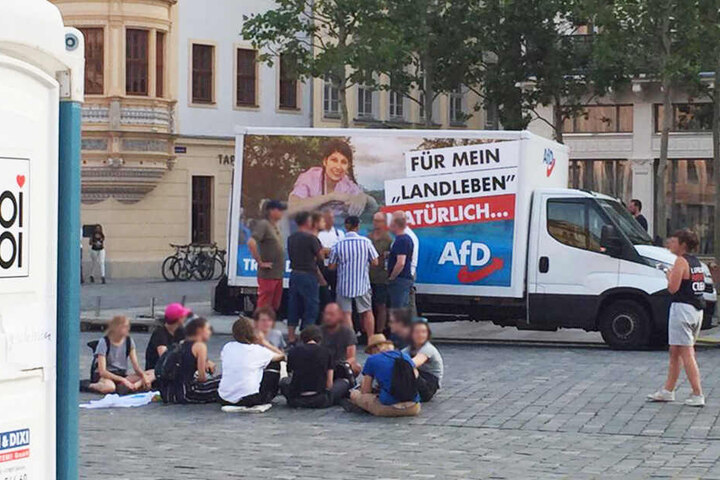 Die AfD fährt ihren Lkw vor.