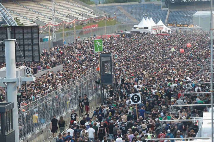 Am Freitag mussten zehntausende Besucher das Festivalgelände verlassen.