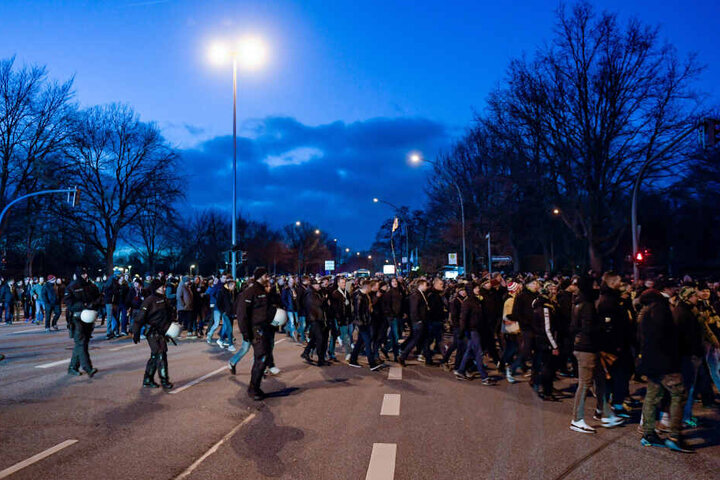 Die Dynamo-Fans wurden beim friedlichen Marsch zum Stadion von einem Großaufgebot der Polizei begleitet.