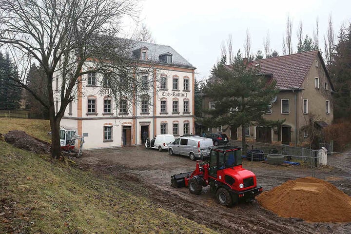 Die Rottluff-Mühle von außen: Saniert! Derzeit sorgen Tiefbauarbeiter dafür, dass das Haus wieder ans städtische Netz kommt.