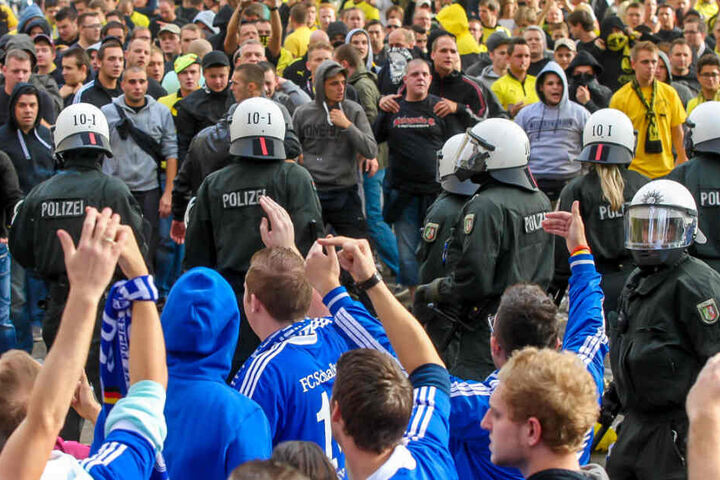 Doch auch die Schalker Fans haben sich in der Vergangenheit nicht immer sauber verhalten. So haben auch diese bereits BVB-Fanclubs ausgeraubt. Nicht selten kam es auch zu handgreiflichen Auseinandersetzungen beider Fan-Gruppierungen am Rande der Derbys.