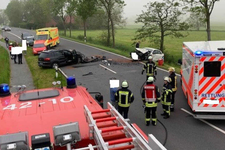 Trümmerteile liegen nach dem Unfall auf der Bundesstraße verteilt.