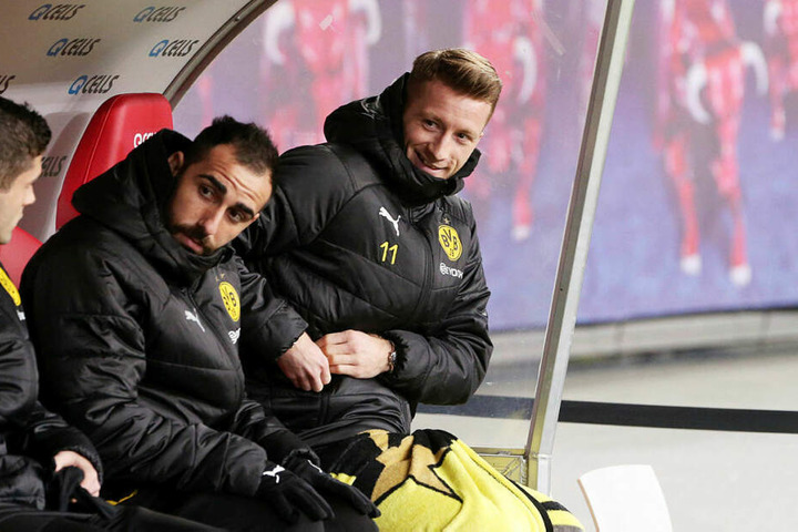 Saß zwar auf der Bank, stand aufgrund einer Verletzung nicht im Kader: Dortmunds Superstar Marco Reus (r., hier neben Paco Alcacer (M.) und Christian Pulisic).