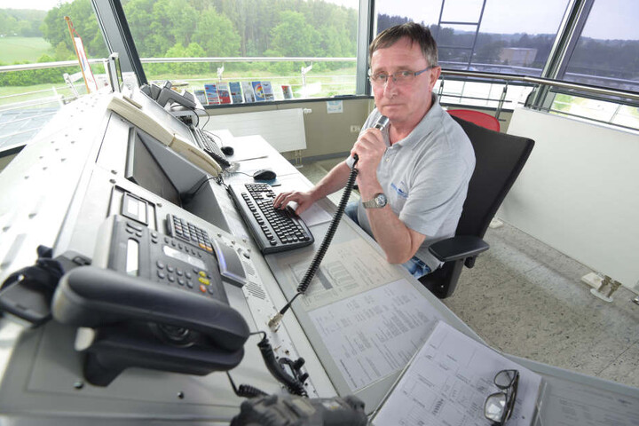Flugleiter Andreas Wabschke (56) fordert einen Ausbau der Start- und Landebahn, damit auch größere Flugzeuge nach Jahnsdorf kommen können.