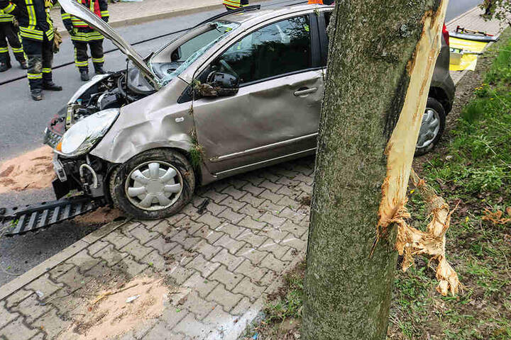 Der Fahrer musste von der Feuerwehr aus dem Auto befreit werden.