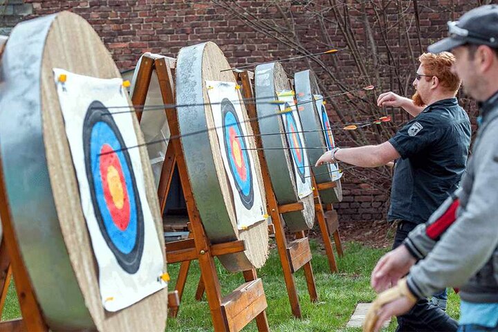 Bogensport boomt. Bei Knut Kieschkar in Altchemnitz können angehende Robin Hoods auf einer Trainingsanlage den Umgang mit Pfeil und Bogen lernen.