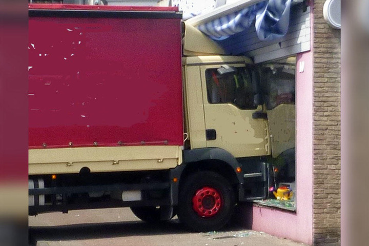 Ganz selbstständig fuhr der Lkw über eine Straße und krachte in ein Schaufenster.