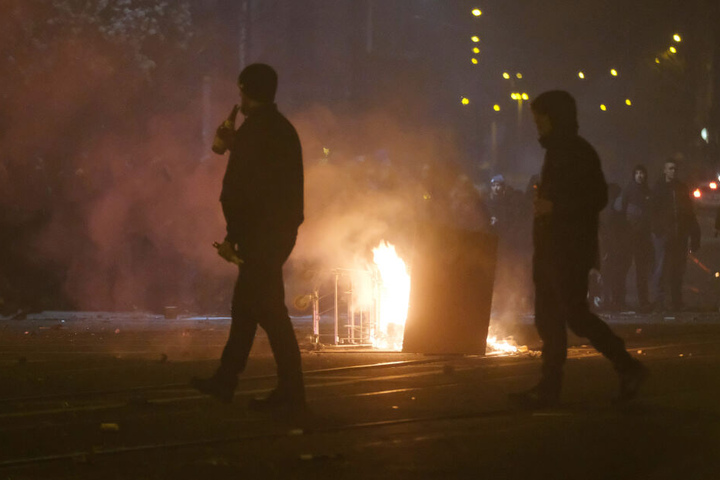 Ein 27-Jähriger muss sich wegen Angriffs auf Vollstreckungsbeamte und Körperverletzung verantworten.