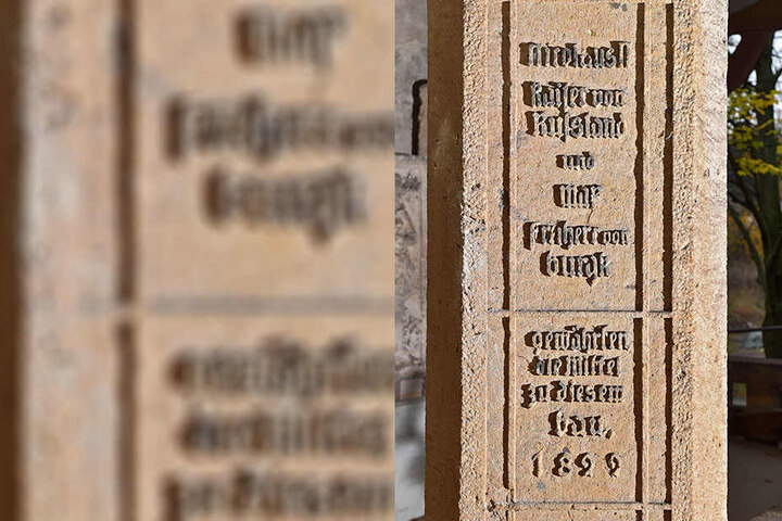 Der letzte russische Zar Nikolaus II. "gewährte die Mittel zu diesem Bau" enthüllt eine Gravur am Mauerwerk.