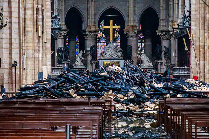 Verkohlte Holzbalken vor dem Altar. Man darf über die Verfilmung gespannt sein.