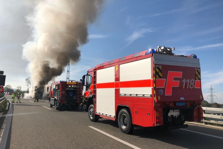 Die Reisenden des Busses konnten sich rechtzeitig in Sicherheit bringen.