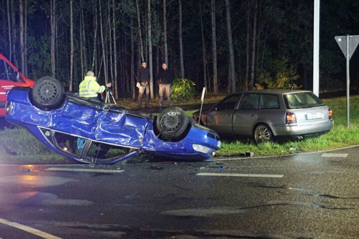 Einer der Audifahrer wollte vermutlich nach rechts ausweichen und prallte dort mit mehreren Straßenschildern zusammen.