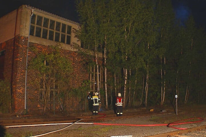 Nach einer Stunde war der Brand gelöscht. Die Feuerwehrmänner suchten nach weiteren Glutnestern.