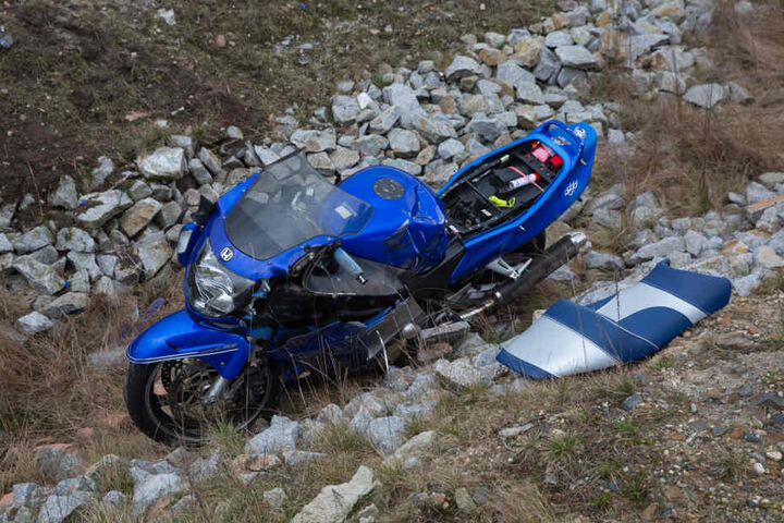 Das Motorrad ist stark beschädigt.