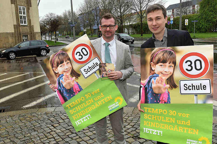 Baubürgermeister Raoul Schmidt-Lamontain (40, l.) und der
Bundestagsabgeordnete Stephan Kühn (37, Grüne) wollen mehr Tempo-30-Zonen, zum
Beispiel an der Güntzstraße.
