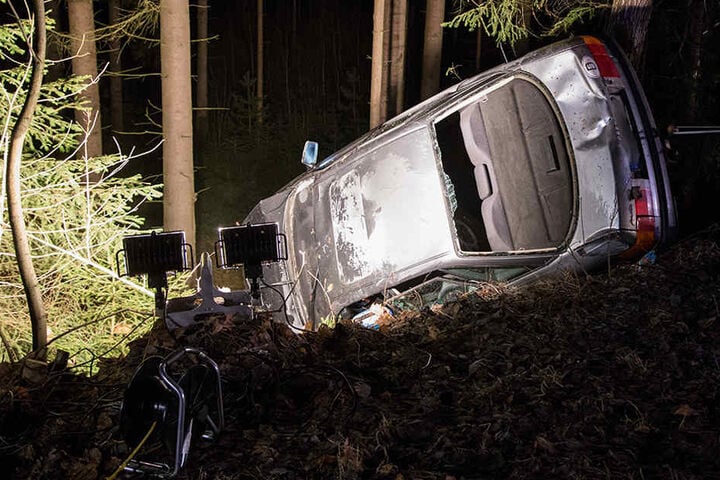 Der Audi blieb nach dem Unfall an einem Hang auf der Seite liegen.