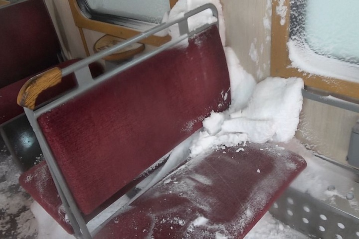 Bis ins Innere des Waggons ist der Schnee vorgedrungen.