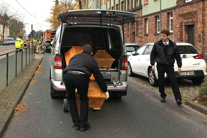 Die verunglückte Frau wurde in einem Sarg fortgebracht.