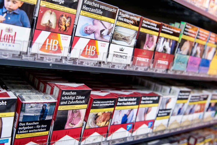 Eine Nichtraucherinitiative will, dass Ekelbilder auf Zigarettenschachteln immer klar erkennbar sind. (Symbolbild)