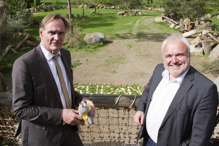 Oberbürgermeister Burkhard Jung (l.) und Zoodirektor Jörg Junhold (r.) gaben den Namen des Nashornbullen am Donnerstag bekannt.