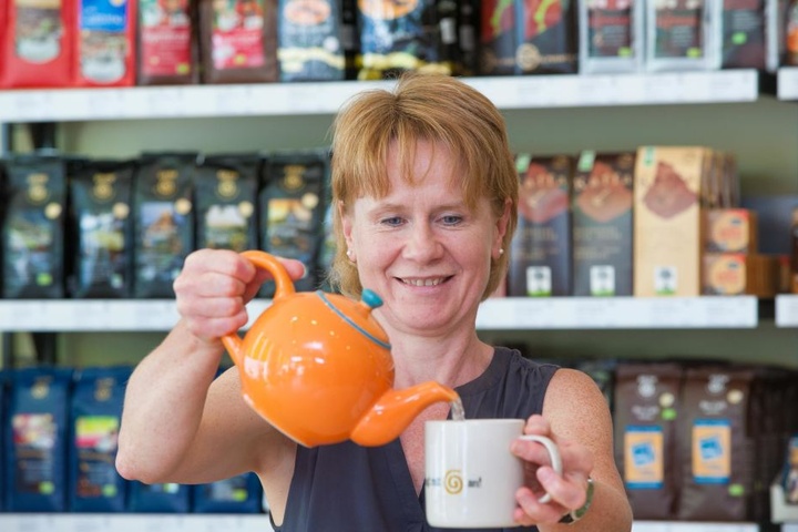 Im Tietz befindet sich der Laden „Faire Welt“. Kathrin Weber schenkt Tee und Kaffee aus.