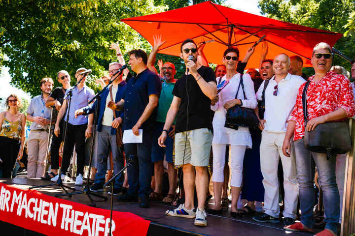 Direktoren deutscher Ballettkompanien auf einer Demo in Stuttgart.