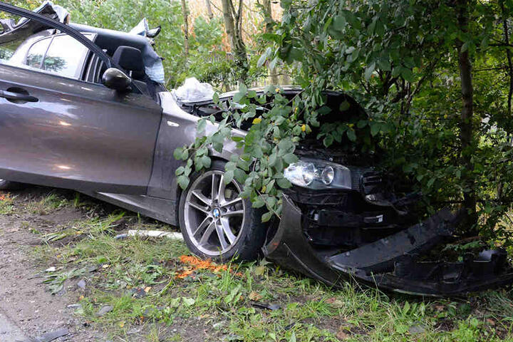 Aus dem Wrack des BMWs musste die schwer verletzte Frau (37) gerettet werden.