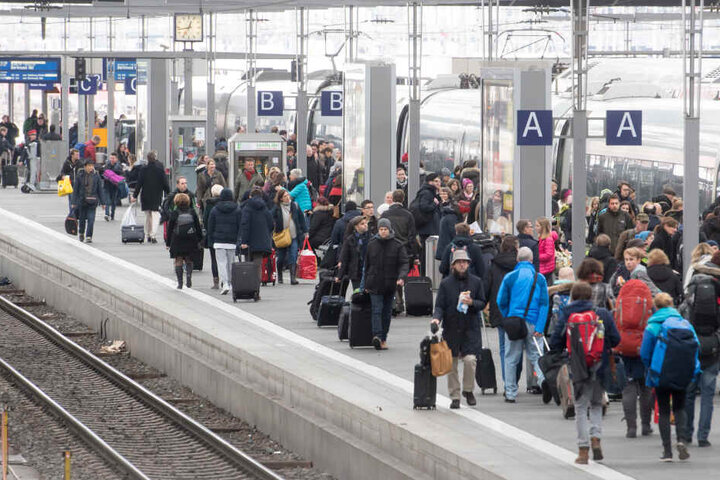Auswärtige Bahnreisende haben aufgrund der undeutlichen Durchsagen oftmals Orientierungsprobleme (Symbolbild).