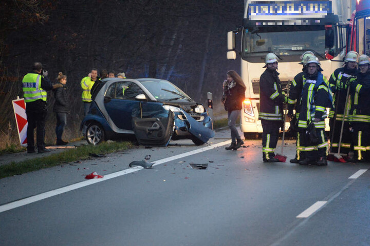 Ein mit 20 Tonnen Stahl beladener Lkw erkannte die Situation zu spät.